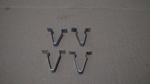 Imagem 4 de 5 de Grampo Presilha Fixação Lanterna Dianteira Chevette Monza