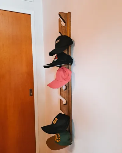 Perchero para gorras de madera sale