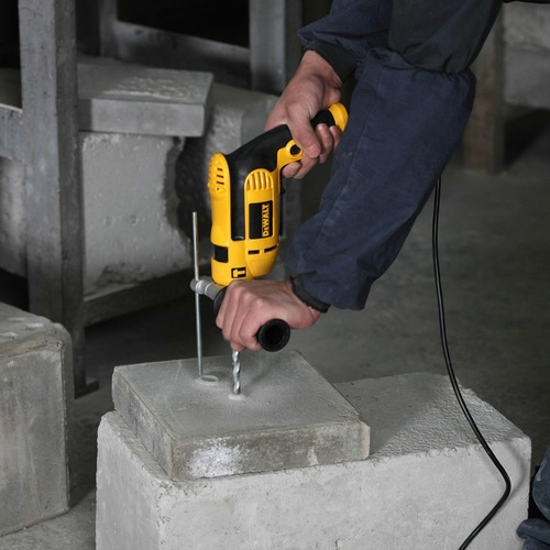Imagen 3 de 3 de Taladro percutor atornillador eléctrico de 13mm DeWalt DWD024 710W + accesorios 220V 50Hz