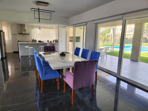 Casa En Venta - 4 Dormitorios 3 Baños - Cochera - 1000mts2 - San Vicente