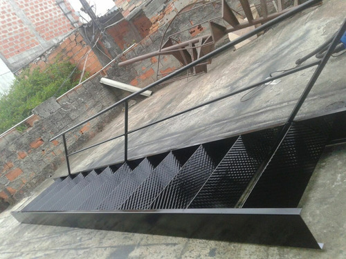 Imagem 2 de 10 de Escada De Ferro Reta 4.00x50 Chapa Frisada