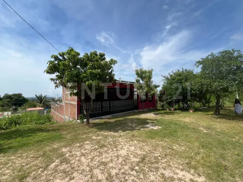 Amplia Casa De 3 Niveles Con Vistas Panorámicas En Lomas De Enmedio