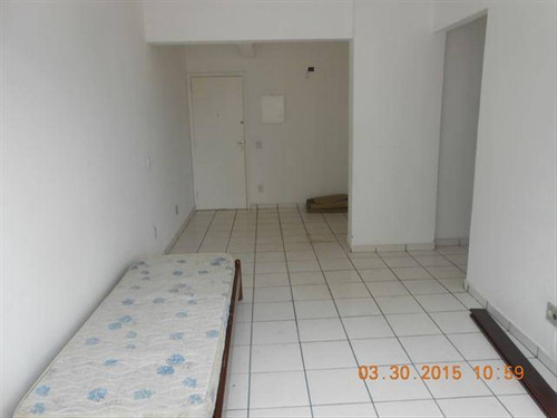 Imagem 7 de 21 de Apartamento Com Sacada De 1 Dormitorio, Com Portaria 24 Horas, 2 Elevadores, Garagem Subterranea, Imovel A Meia Quadra Da Av: Presidente Wilson. - Hm1649