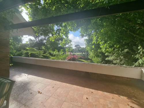 Casa De Gran Tamaño En Venta En Zona Del Golf, Punta Del Este.
