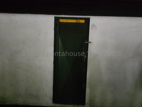 Apartamento En Venta En Los Chaguaramos. Yr242162. Apartamento 4hab 3 Baños, Maletero, Tanque De Agua; Muy Ventilado E Iluminado, Con Vista De 200 Grados Al Avila Y Panorámica De La Ciudad.