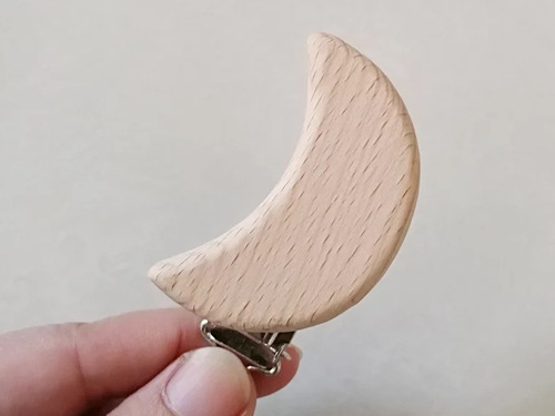 Broche Porta Chupete Montessori Madera Haya Natural Cocodril