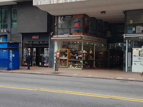Local Comercial En 18 De Julio Y Yi, Mejor Cuadra Del Centro.