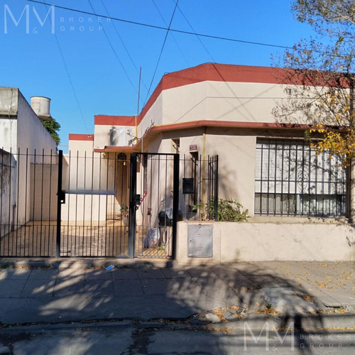 Casa En Venta Con Garaje Y Patios Amplios En Merlo Norte