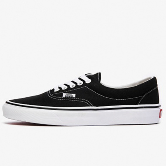 vans negros con raya blanca