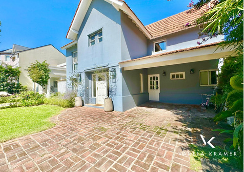 Venta Casa En Beccar, San Isidro. Barrio Cerrado Los Aromos.