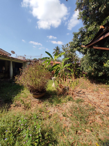 Ibiza Propiedades Vende Casa-quinta, Ubicada En La Urbanización La Floresta, Calle Las Palmas Quinta Evelyn N° 19 , Municipio Girardot, Maracay Estado Aragua.