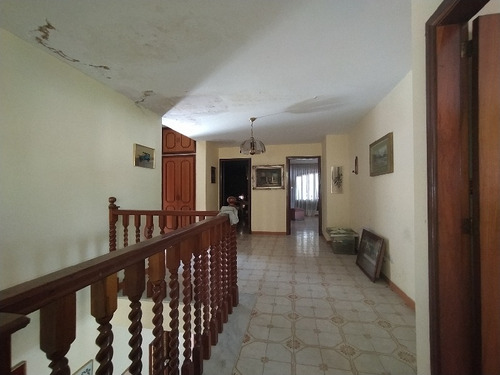 En Venta Casa Para Remodelar En Urbanización La Viña Valencia Estado Carabobo Venezuela / Emer.