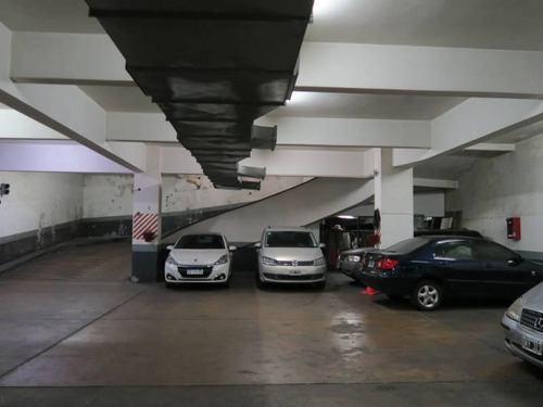 Edificio De Oficinas Entre Medianeras De Arquitectura Clasica