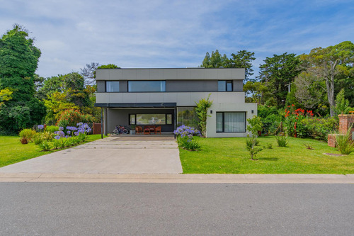 Casa Moderna De Excelente Calidad Constructiva 