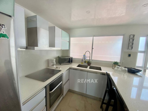 Re/max 2mil Alquila, Townhouse, Urbanización Vistamar, Maneiro, Isla De Margarita.