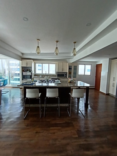 Moderno E Iluminado Apartamento De 231.83 Mt2, Finamente Amueblado.