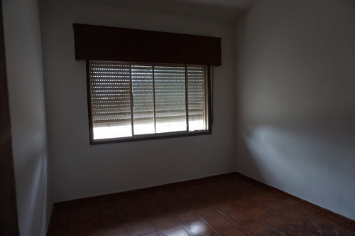 2 Hermosas Casas Con Playa De Estacionamiento Y Galpón De 120 M2