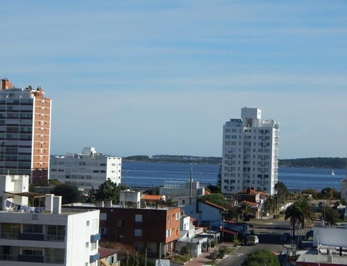 Venta De Apartamento 1 Dormitorio Y Medio En Playa Mansa