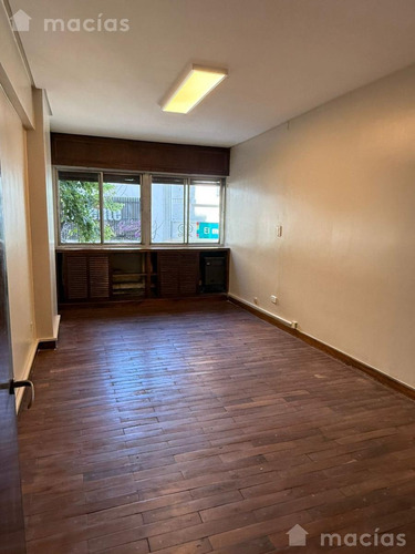 Amplia Oficina En Alquiler En City Bancaria, 5 Privados, Baños, Recepción Piso Bajo.
