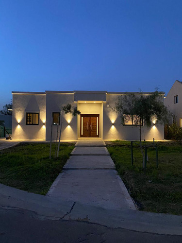 Hermosa Casa En Barrio San Ramón, Pilar Del Este.