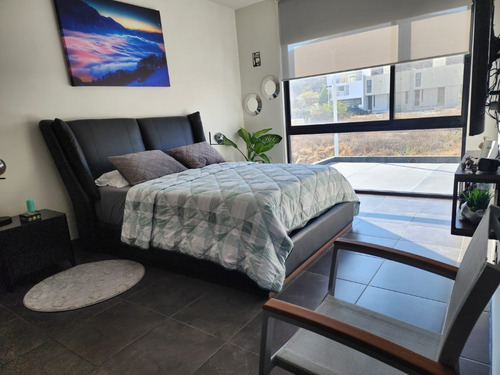 Casa En Venta Con Espacios Amplios (trato Directo)