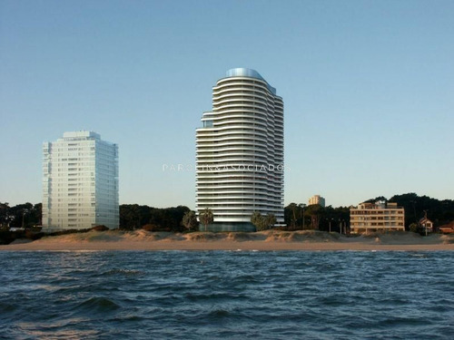 Departamento De 2 Dormitorios En Torre Aquarela, Mansa, Punta Del Este-ref:278