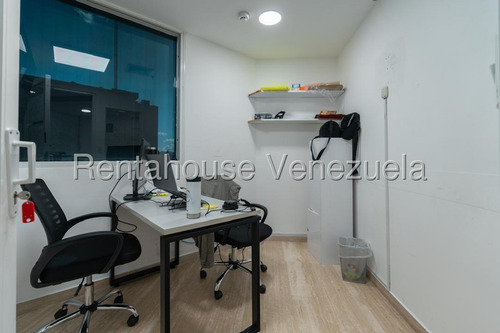 Hermosa Oficina En Venta - Urb. El Rosal.