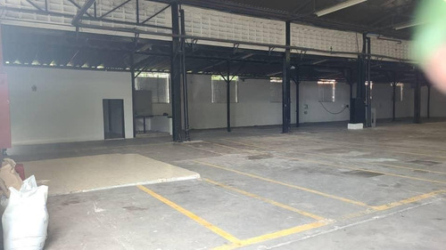 Imagen 6 de 10 de Ofrece Alquiler Excelente Galpon 1.300 Usd