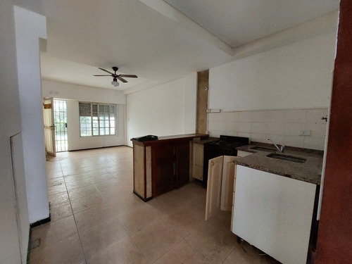 Imagen 2 de 14 de Departamento De 2 Ambientes Con Cochera Y Patio En Venta En Wilde