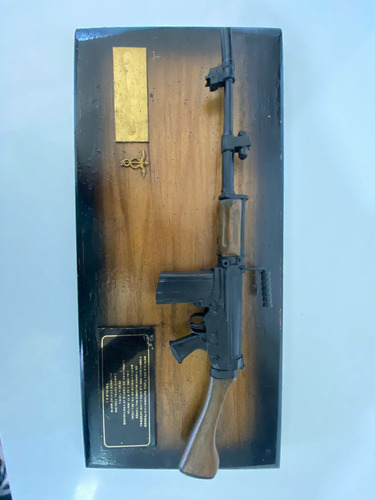Cuadro De Arma De Coleccion Fabricado Por El Ejercito Belga (Usado)