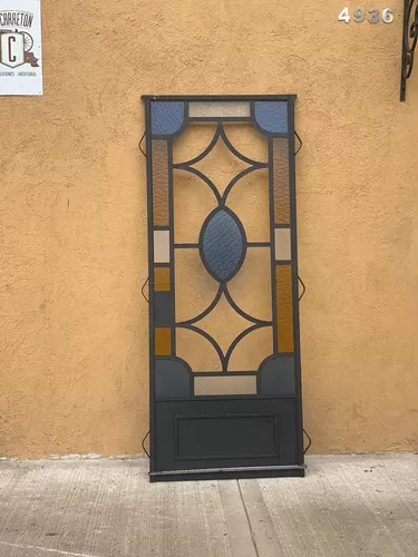 Antigua puerta de hierro y cristal- –