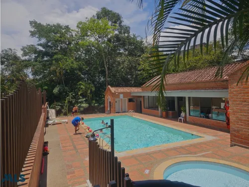 Amplios Espacios Y Excelente Ubicacion(mls#255253)