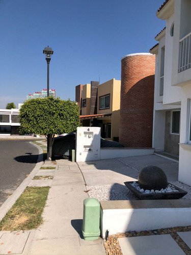En Venta Casa En Centro Sur, Claustros, Gran Ubicación, Alberca, 3 Recamaras..