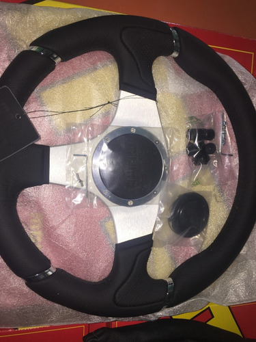 Imagen 2 de 2 de Volante De Piel Momo Mil35bk1p Millenium 350 Mm
