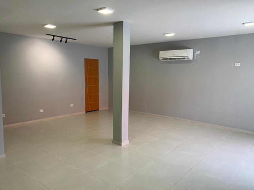Prédio Comercial Avenida Beberibe Com Muito Movimento