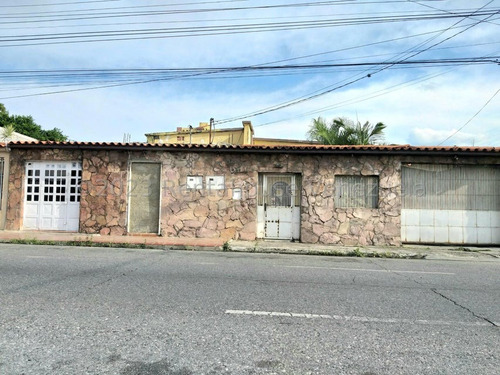  Arnaldo  López Vende  Casa Con  Estacionamiento Cubierto Y Local Comercial Y + En El Centro, Barquisimeto  Lara, Venezuela.   4 Dormitorios  2 Baños  489 M² 