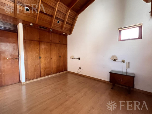 Venta De Casa De 4 Ambientes Con Cochera Y Jardin En Wilde