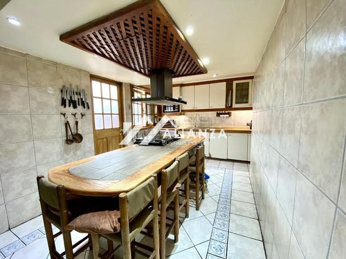 Gran Casa Familiar Con Excelente Ubicación