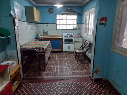 Casa 3 Ambientes Con Garaje Y Parque, A Reciclar Parcialmente, En Barrio Santa Monica