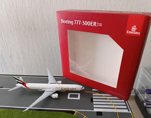 B777-300er Emirates Escala 1:400 Blanco, Vivos En Dorado (Usado)