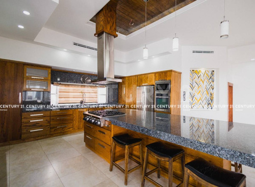 Casa En Venta Con Alberca, En Fraccionamiento Hacienda Santa Fe Chihuahua, Chih.
