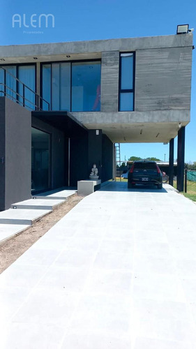 Casa De Estilo Moderno En La Estancia Villa Maria
