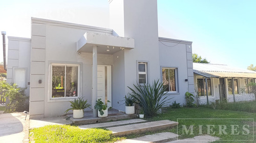 Casa En Venta Barrio Semi Cerrado En Loma Verde.