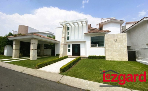 Se Vende Bonita Casa Con Amplios Espacios En Lomas De Cocoyoc