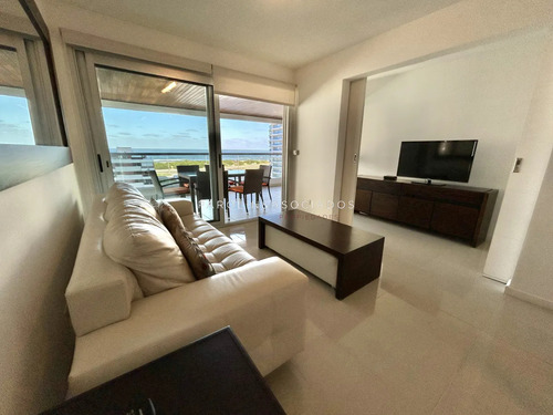 Apartamento En Venta De 2 Dormitorios En Icon Tower, Punta Del Este.
