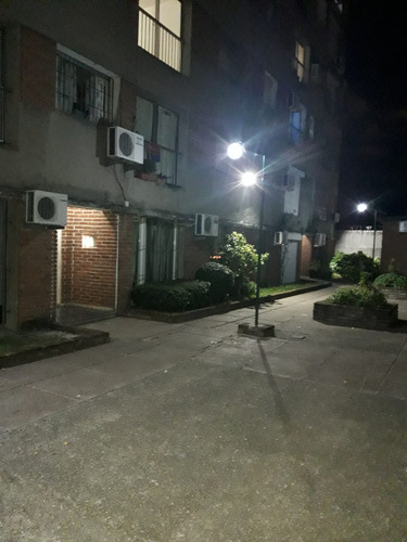 Apartamento Super Luminoso Y Amplio En Edificio Con Enorme Jardín Cerrado Y Muy Seguro Para Niño S Y Adultos.