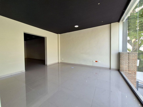 Local En Alquiler En Plaza Comercial Ubicada En Piantini, Santo Domingo, 53m2