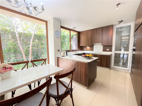 Casa En Venta De 4 Dorm. + Sala Estar En Chicureo P. Roj