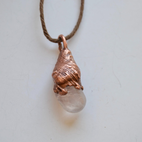 Imagen 4 de 6 de Collar De Cuarzo Rosa Con Cobre, Regalo De Joyeria De Autor
