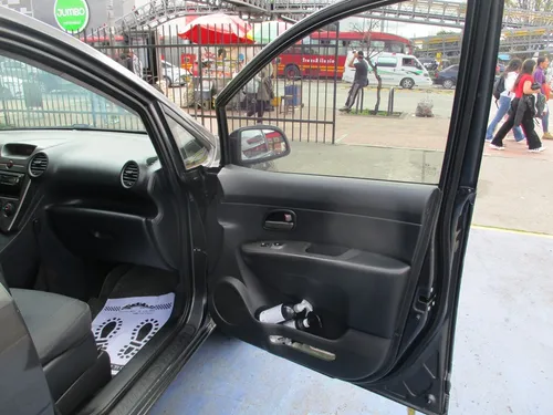 Kia Carens RONDO EX 4X2 2000CC MT AA